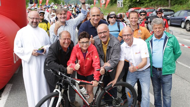 Nach der Fahrradsegnung von Benno Karnel ging es auch für Rolf Holub und Beate Prettner los. (Bild: Evelyn Hronek)