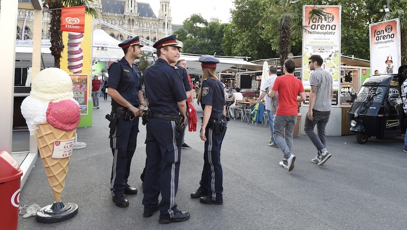Özellikle Salı günü halka açık izleme mekanlarında daha fazla polis olması bekleniyor. (Bild: APA/HANS PUNZ)
