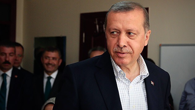 "Tief gekränkt" habe der türkische Präsident die Trauerfeier verlassen. (Bild: AP)