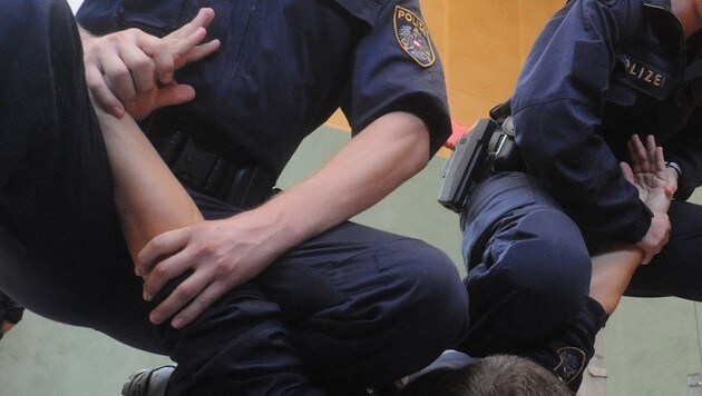 Dass der Hals bei Festnahmen tabu ist, wird Polizisten bereits in der Ausbildung eingeschärft. (Bild: APA/HERBERT PFARRHOFER (Symbolbild))