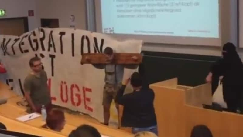 Im Rahmen dieser Aktion an der Uni Klagenfurt kam es zum Vorfall mit dem Rektor (Bild: YouTube.com)