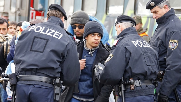 Flüchtlinge vor der Weiterreise nach Deutschland am Bahnhof Villach (14.1.2016) (Bild: APA/Gert Eggenberger)