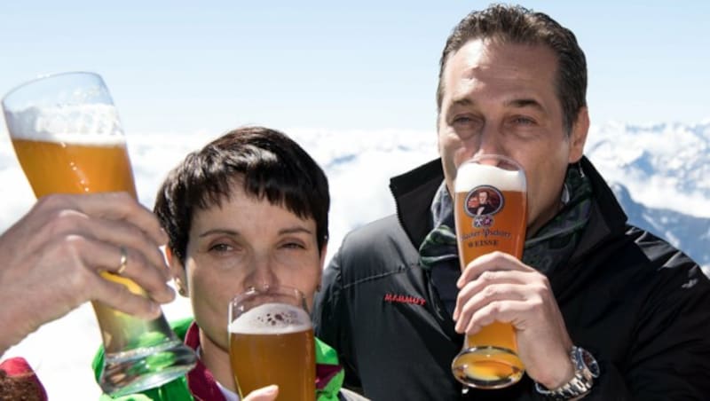 Strache und Petry genehmigten sich auf der Zugspitze auch ein bayrisches Weißbier. (Bild: APA/dpa/Sven Hoppe)