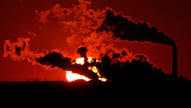 Ohne drastische Veränderungen werden die Treibhausgas-Emissionen bis 2050 deutlich steigen statt wie völkerrechtlich vereinbart. Das zeigt eine Prognose von Forschern an der WU Wien. (Bild: Associated Press)