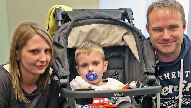 Der tapfere Noel konnte gestern mit seinen Eltern Alexandra und Severin Berger die Klinik verlassen. (Bild: Christof Birbaumer/Kronenzeitung)