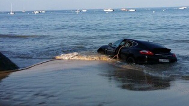 Der Autobesitzer setzte seinen Porsche buchstäblich in den Sand. (Bild: Twitter.com (Screenshot))