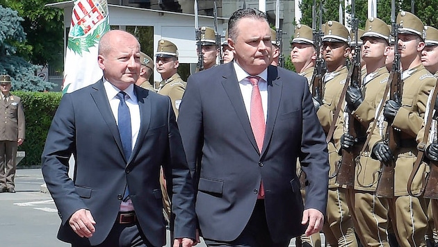 Verteidigungsminister Doskozil (re.) bei seinem ungarischen Amtskollegen Simicsko in Budapest (Bild: HBF/PUSCH)