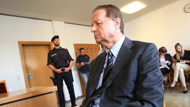 Keine Fußfessel, weniger Haftvergünstigungen: Für Auer Welsbach wackelt auch die frühe Entlassung (Bild: Kronen Zeitung)