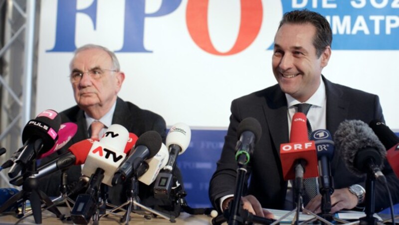 Rechtsanwalt Dieter Böhmdorfer und FPÖ-Bundesparteiobmann Heinz-Christian Strache (Bild: APA/GEORG HOCHMUTH)