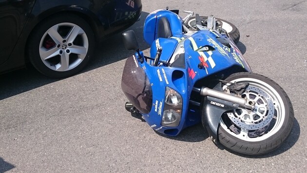 Nach einem Sturz setzte der Motorrad-Rowdy seine Flucht zu Fuß fort. (Bild: LPD Wien)