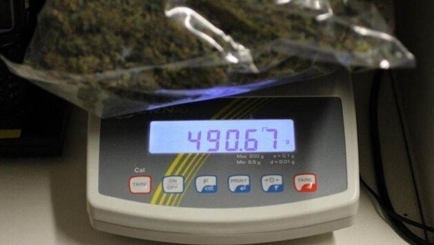 Ein Teil des Cannabis auf der Waage im Kriminallabor. (Bild: Polizei)