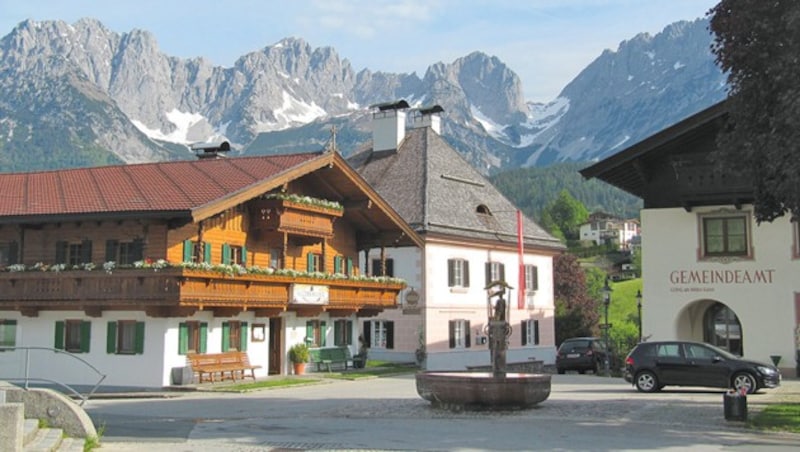 Der Dorfplatz in Going mit dem Film-Gasthof "Wilder Kaiser" ist eine "Pilgerstätte". (Bild: Diana Krulei)