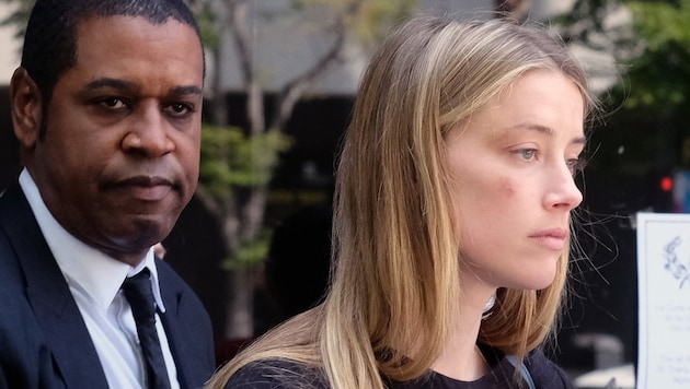 Amber (mit Verletzungen an der Wange und über dem Auge) vor dem Los Angeles Superior Court (Bild: Associated Press)