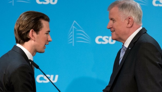 Der bayrische Ministerpräsident Horst Seehofer (re.) und Österreichs Außenminister Sebastian Kurz (Bild: APA/dpa/Sven Hoppe)