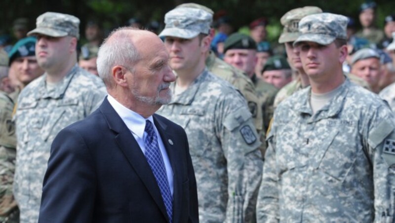 Der polnische Verteidigungsminister Antoni Macierewicz vor US-Soldaten (Bild: AP)