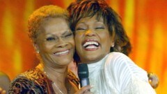 Whitney Houston mit Dionne Warwick (Bild: EPA)