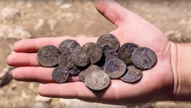 Einige der in der Stadt Modi'in entdeckten Silbermünzen (Bild: Israel Antiquities Authority/Assaf Peretz)