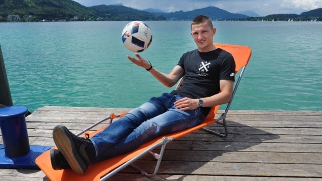 Sinan Bytyqi relaxt am Wörthersee, bevor es Anfang Juli wieder zurück zu Manchester City geht. (Bild: w. pessentheiner)
