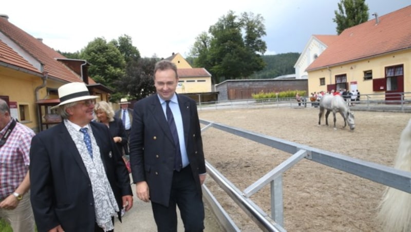 Karl Habsburg bei dem Gestütsleiter Max Dobretsberger zu Besuch (Bild: Sepp Pail)