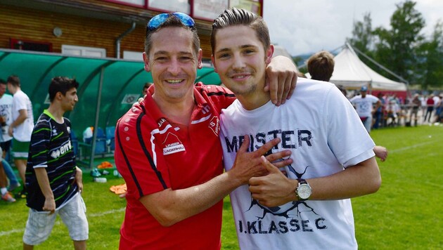 Viktring-Trainer Dieter Schmied gratulierte seinem Sohn Lukas zum Aufstieg. (Bild: w. pessentheiner)