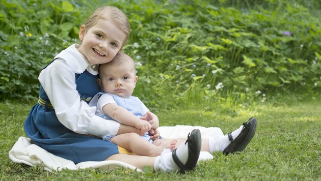 Prinzessin Estelle kuschelt mit ihrem kleinen Bruder Prinz Oscar. (Bild: Kate Gabor/Kungahuset.se)