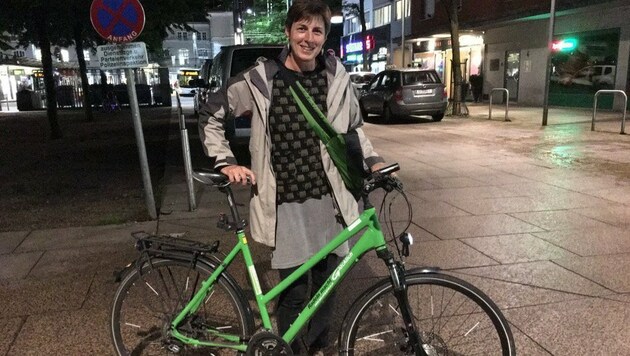Astrid Rössler hat ihr Fahrrad wieder. (Bild: Twitter.com/Astrid Rössler)