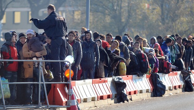 Flüchtlinge an der Grenze zwischen Oberösterreich und Deutschland (Bild: APA/BARBARA GINDL)