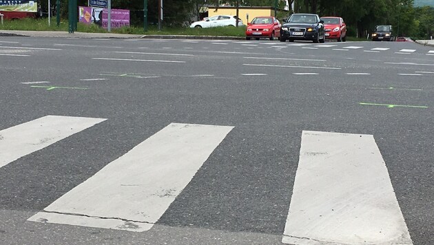Die grünen Markierungen auf der Straße zeigen die Stelle des Unfalldramas. (Bild: Monatsrevue/Thomas Lenger)