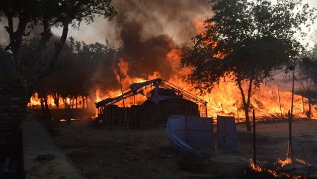 Zahlreiche provisorische Behausungen wurden ein Raub der Flammen. (Bild: APA/AFP/STR)