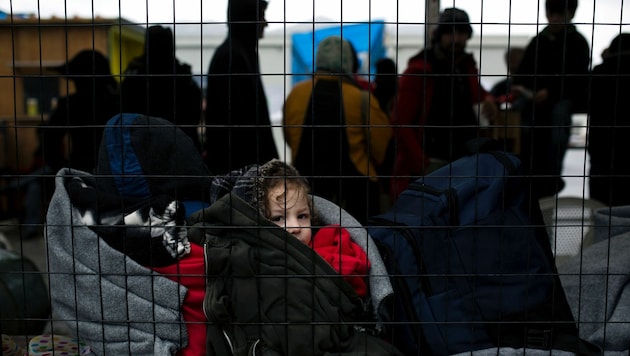 Flüchtlinge im Lager auf der Insel Samos (Bild: APA/AFP/Angelos Tzortzinis)