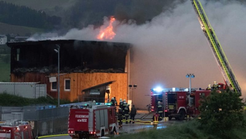 Flammen schlugen aus dem Dach des Holzgebäudes. (Bild: APA/FOTOKERSCHI.AT)