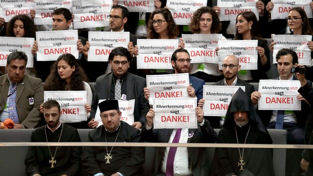 Zuhörer im Deutschen Bundestag bedanken sich für die Verabschiedung der Resolution. (Bild: Associated Press)