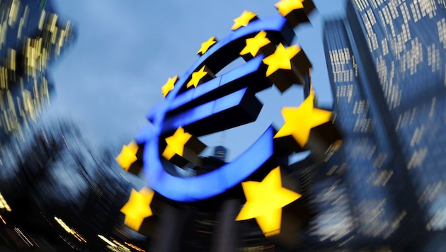 Une sculpture en euros devant le siège de la BCE à Francfort-sur-le-Main (Bild: APA/dpa)