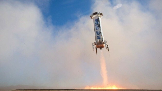 Die Rakete wenige Sekunden vor der erfolgreichen Landung (Bild: APA/AFP/Blue Origin)