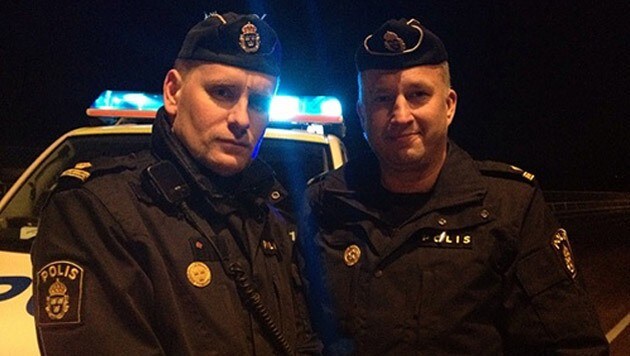 Die Polizisten Viktor Adolphson und Johan Säfström (Bild: twitter.com)