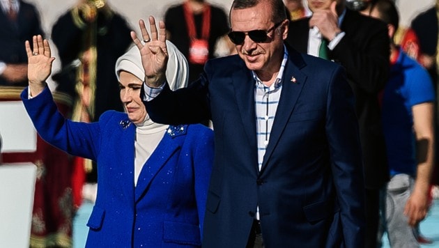Der türkische Präsident Recep Tayyip Erdogan mit seiner Ehefrau Emine. (Bild: AFP)