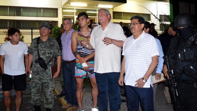 Alan Pulido mit bandagiertem Arm nach der Entführung (Bild: AFP)