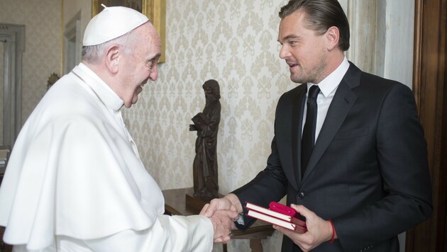 Papst Franziskus schüttelt Leonardo DiCaprio die Hand. (Bild: AFP)