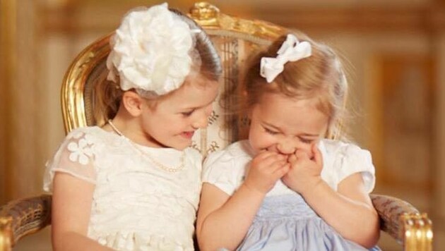 Die kleinen schwedischen Prinzessinnen Estelle (4) und Leonore (2)kichern gemeinsam. (Bild: Facebook.com/Princess Madeleine of Sweden)