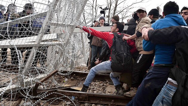 Im April versuchten Migranten den Grenzzaun in Idomeni gewaltsam zu überwinden. (Bild: AFP (Archivbild))