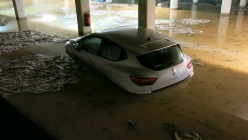 Tiefgaragen standen unter Wasser. (Bild: APA/STADTFEUERWEHR OBERWART)