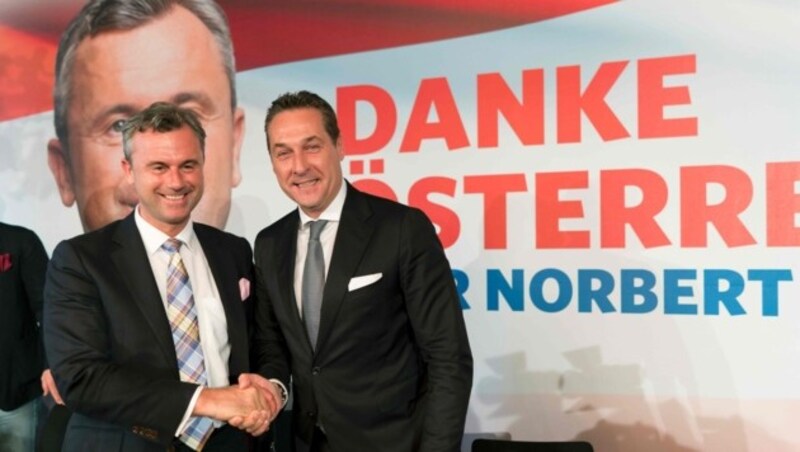 FPÖ-Kandidat Hofer und Parteichef Strache erreichten bei der Bundespräsidentenwahl knapp 50 Prozent. (Bild: APA/AFP/Joe Klamar)