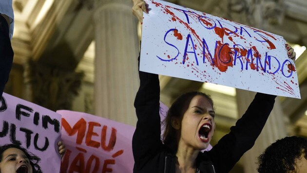 "Wir alle bluten": In Rio wird wegen der Massenvergewaltigung protestiert. (Bild: AFP)
