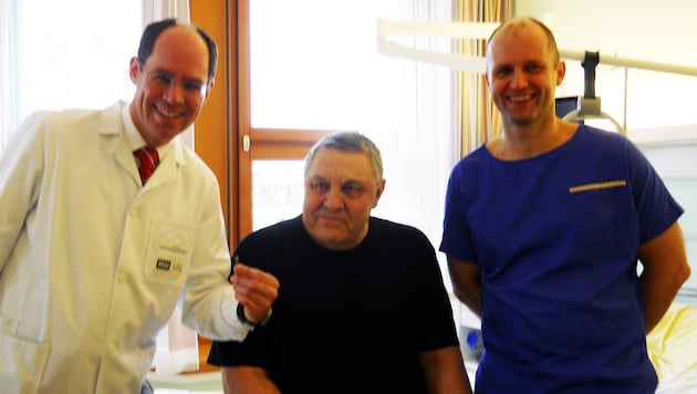 Dozent Steinwender (li.) mit seinem ersten Patienten und seinem Kollegen Kypta. (Bild: Kronen Zeitung)