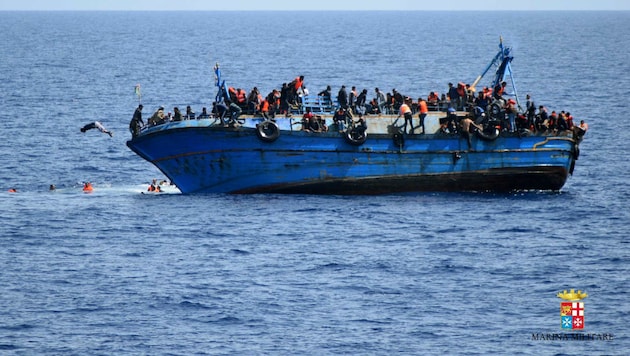 Aufnahme eines Fischerboots mit Migranten (Archivbild) (Bild: AP)