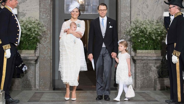 Ganz in Weiß zelebrierten Kronprinzessin Victoria und Prinzessin Estelle die Taufe von Prinz Oscar. (Bild: AFP)