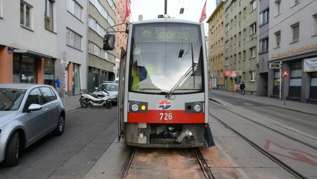 Die Front der Straßenbahn wurde beim Zusammenprall leicht beschädigt..., (Bild: LPD Wien)