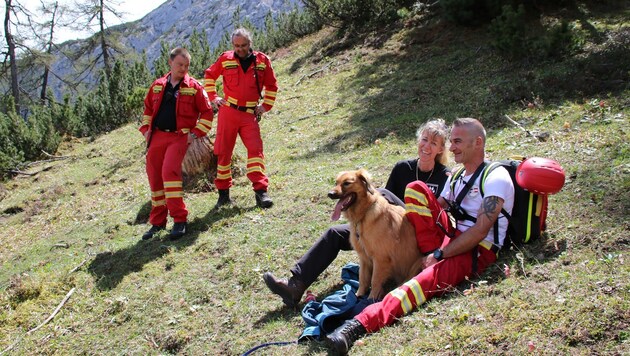 Wencke Winterfeldt-Rudolph mit "Quito" und Hundeführern: "Danke für die spontane Hilfe!" (Bild: oerhb/Josef Khälß)