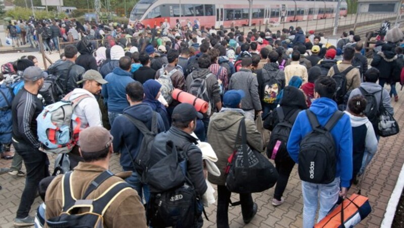 Flüchtlinge in Ungarn (Bild: APA/EPA/Csaba Krizsan)