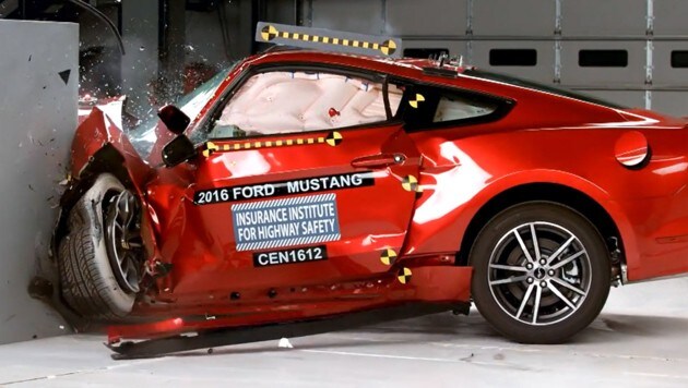 Ford Mustang im Small Overlap Crash Test des IIHS (Bild: IIHS)
